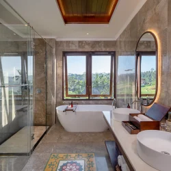 Grand Deluxe Room bathroom