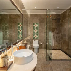 Grand Deluxe Twin bathroom