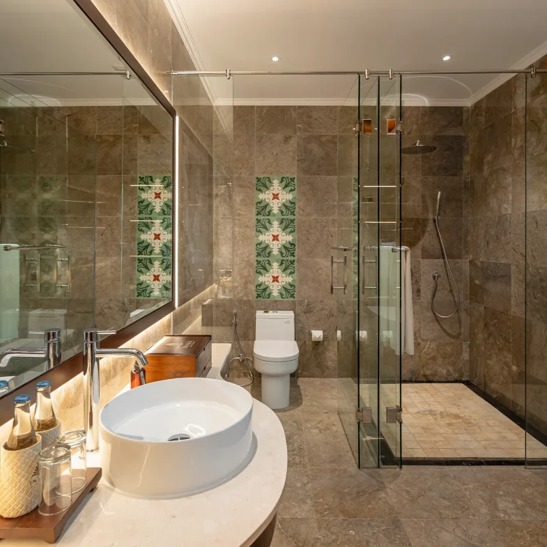 Grand Deluxe Twin bathroom