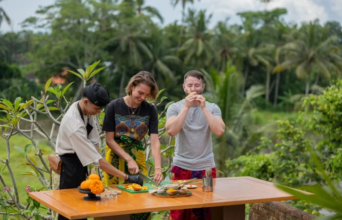 Making Jamu Emana Akatara