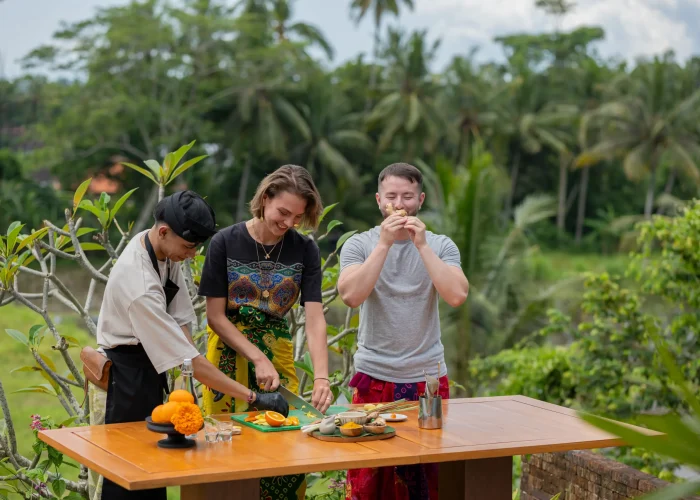 Making Jamu Emana Akatara